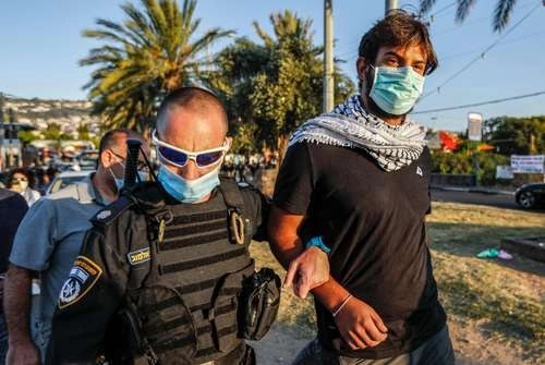 Un policía israelí detiene a un manifestante durante una protesta contra los planes de Israel de anexar partes de Cisjordania.Foto Afp