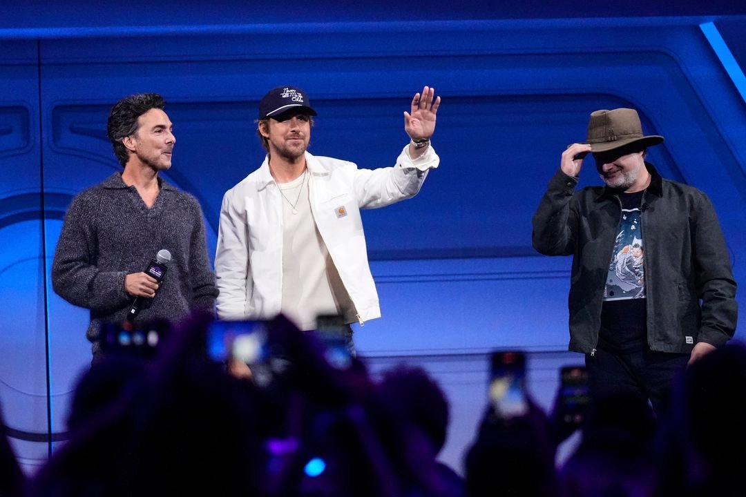 El actor Ryan Gosling (centro), flanqueado por los directores Shawn Levy (izquierda) y Dave Filoni, saluda a la audiencia durante una convención de fans llamada Star Wars Celebration en Chiba, cerca de Tokio, el viernes 18 de abril de 2025. Foto 