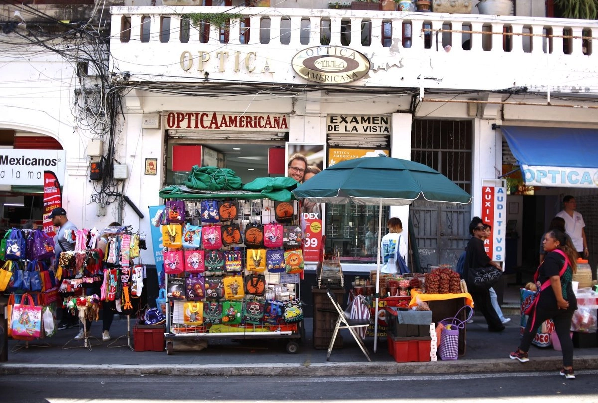 La tasa de informalidad laboral se ubicó en 54.9 por ciento en septiembre, luego del 54.8 por ciento en agosto del presente año; mientras que en septiembre de 2024 fue de 54.2 por ciento, casi permaneció igual.

 
