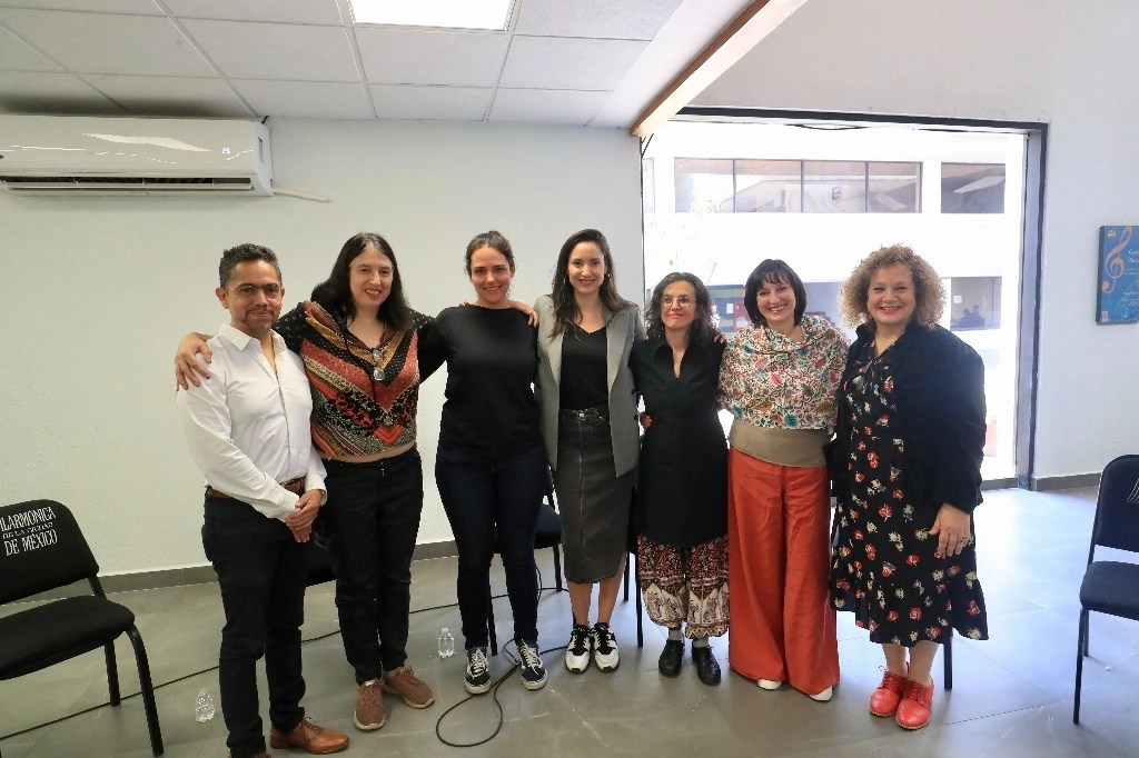 José María Serralde, Georgina Derbez, Andrea Chamizo, Claudia Curiel de Icaza, Hilda Paredes, Ana Lara y Yael Bitrán durante el ensayo abierto para la grabación del disco de la OFCM. Foto Luis Castillo 