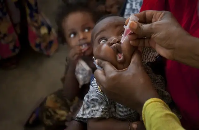 Campaña de vacunación contra la polio en Mogadiscio, Somalia, en imagen del 24 de abril de 2013. Foto Ap