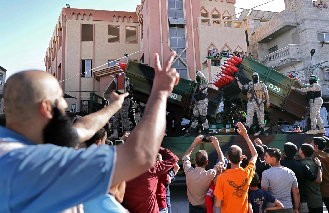 Palestinos aclaman a las Brigadas Ezzeldin Al-Qassam, brazo armado del movimiento Hamas, ayer en un desfile en la franja de Gaza. Foto Afp
