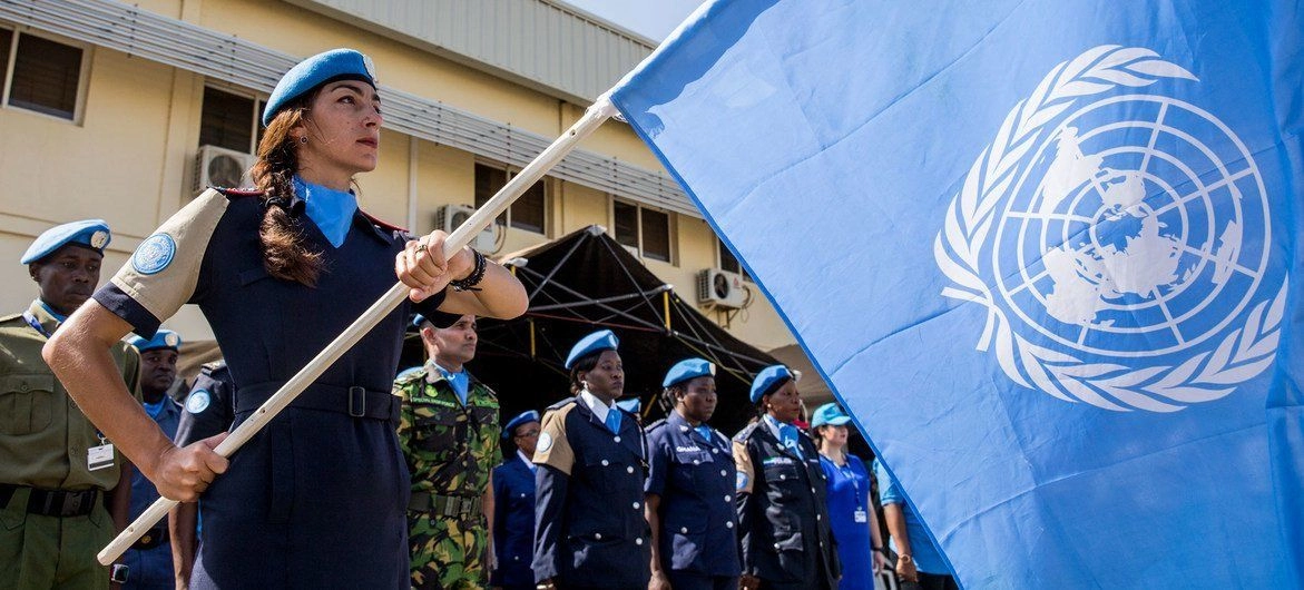 La policía de la Misión de las Naciones Unidas en Sudán del Sur celebra la ceremonia de conmemoración del Día de las Fuerzas de Paz de la ONU y el desfile con motivo del Día Internacional de las Fuerzas de Paz de las Naciones Unidas (29 de mayo), en 2020. Foto