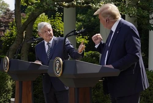 Los presidentes de México y Estados Unidos, Andrés Manuel López Obrador y Donald J. Trump, momentos antes de firmar una declaración conjunta por la puesta en marcha del T-MEC, en el Jardín de las Rosas de la Casa Blanca. Foto Ap
