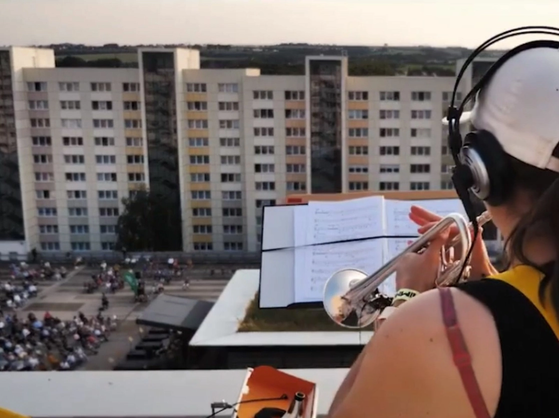  En septiembre pasado, los techos del barrio de Prohlis, en la ciudad de Dresde, fueron tomados de escenario por la Orquesta Sinfónica. Imagen tomada de la transmisión del concierto a través del Facebook de @dresdnersinfoniker