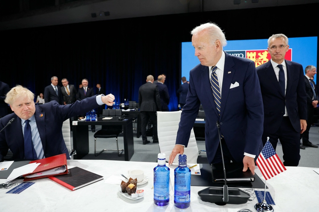 El primer ministro británico, Boris Johnson; el presidente de Estados Unidos, Joe Biden; y el secretario general de la OTAN, Jens Stoltenberg, durante la cumbre de la alianza, en Madrid, el 30 de junio de 2022. Foto Afp