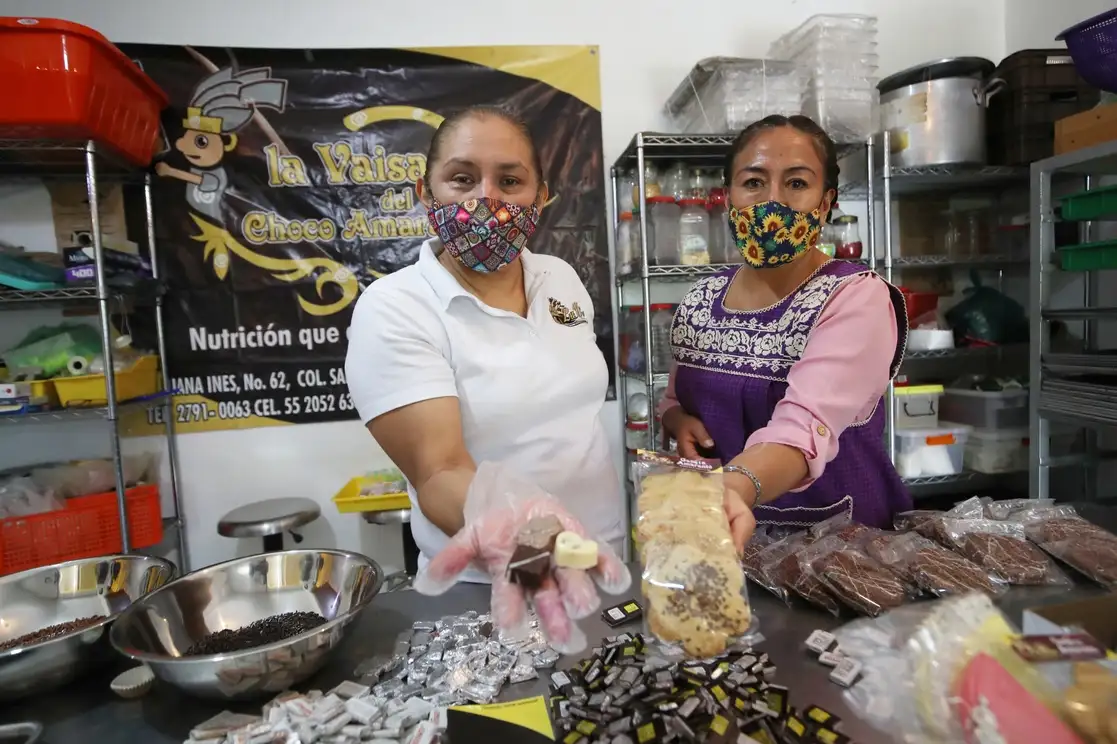 Edith Santana y Daniela Jiménez, originarias de Santa Cruz Acalpixca, decidieron llevar al mercado sus productos de autoconsumo, como paletas, galletas y calaveritas de chocolate en las celebraciones de Día de Muertos y ferias populares. Para diciembre prevén vender un churro preparado con harina de amaranto, semilla que requiere conocimiento especial en su manipulación para que no se haga chiclosa, la cual se cultiva en Tulyehualco. Requieren apoyo para adquirir una máquina especial. Foto Yazmín Ortega