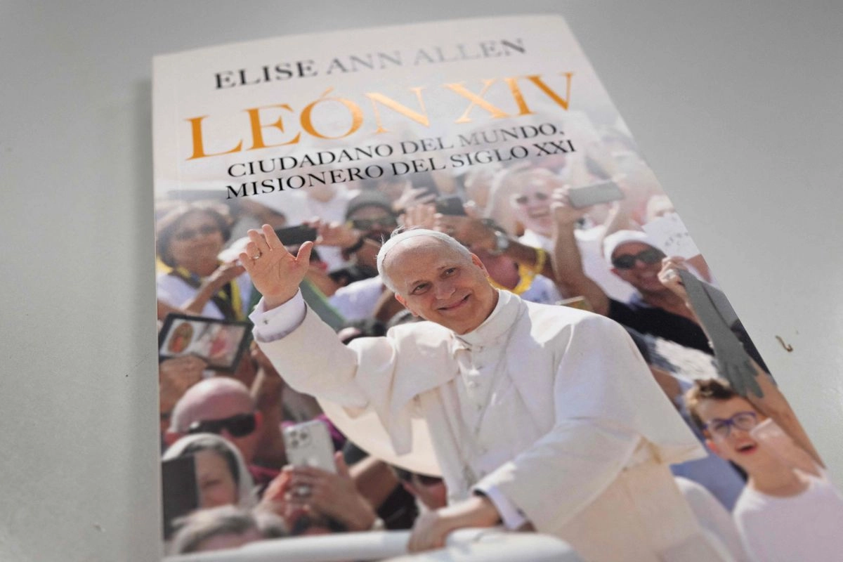 El libro ‘León XIV. Ciudadano del mundo, misionero del siglo XXI’, de la periodista estadunidense Elise Ann Allen, en imagen del 16 de septiembre de 2025. Foto 