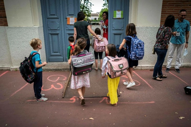 Estudiantes llegan a la escuela primaria Jules Julien en Toulouse, al sur de Francia, luego del confinamiento por la pandemia de coronavirus. Foto Afp