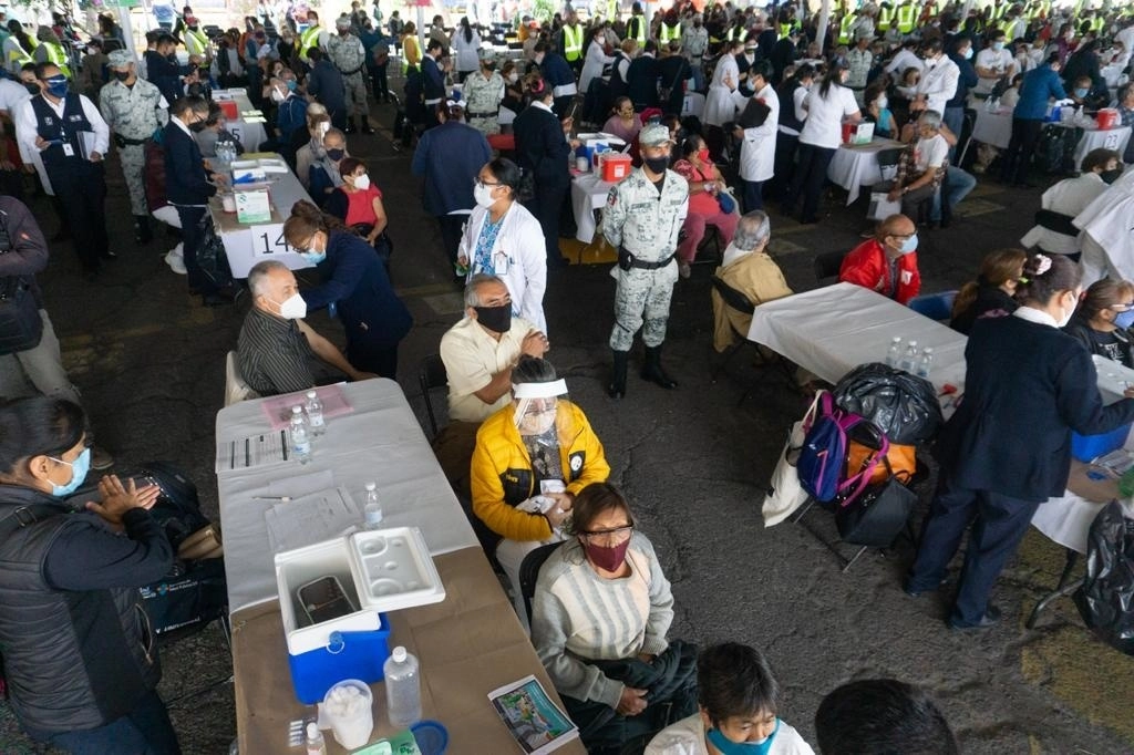 Jornada de vacunación contra el Covid-19 en la alcaldía Iztapalapa, Ciudad de México. Foto Pablo Ramos / Archivo