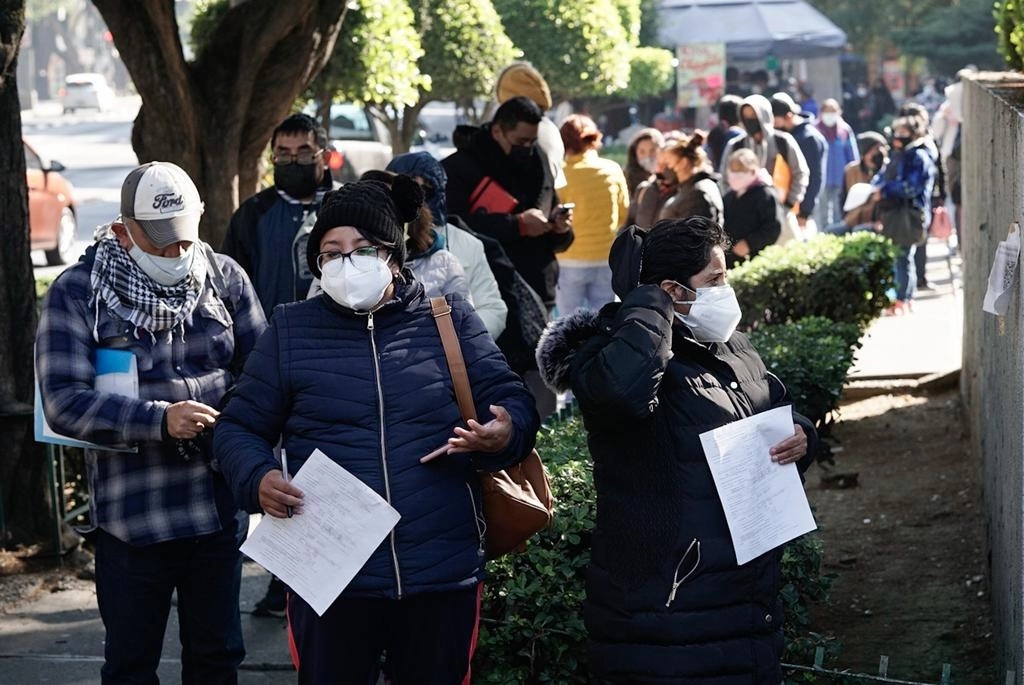Decenas de personas hacen fila al exterior del Hospital General Regional 1 del IMSS para realizarse una prueba de detección de Covid-19, en la alcaldía Benito Juárez. Foto Pablo Ramos


