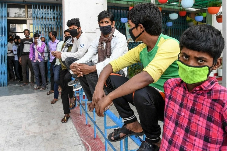 Trabajadores migrantes en uno de los campamentos instalados por el gobierno de Delhi, India. Foto Prakash Singh/  Afp