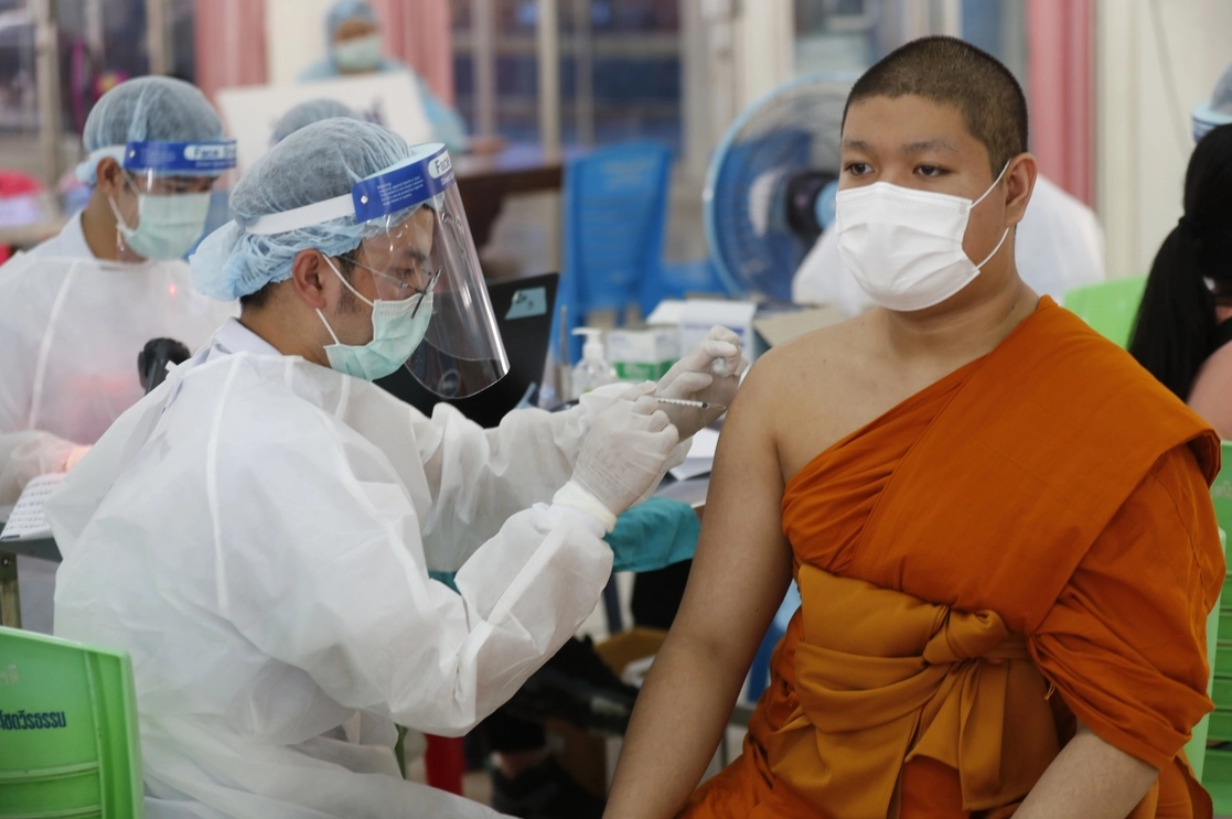 Un monje budista recibe una dosis de la vacuna Sinovac contra el Covid-19 en Bangkok, Tailandia, el 12 de abril de 2021. Foto Ap