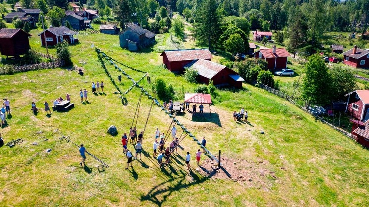 Las festividades públicas de mediados de verano de Suecia se vieron moderadas este año ya que las grandes reuniones sociales fueron prohibidas debido a la pandemia de Covid-19. Foto Afp 