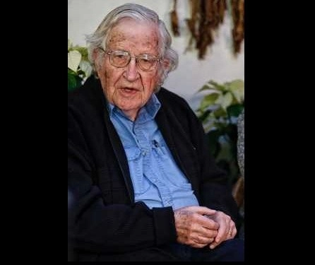 Noam Chomsky durante una charla con medios sobre el proyecto cambio climático, en Casa Cortés, el 15 de Noviembre del 2017. Foto Marco Peláez