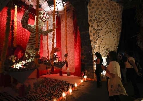 El Museo Diego Rivera Anahuacalli dedica su altar de Muertos a los artistas mexicanos de la cartonería, cuyo trabajo Rivera y Kahlo apreciaron, coleccionaron y admiraron. Foto Víctor Camacho