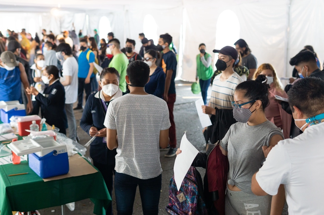 Jóvenes asisten para recibir su segunda dosis de la vacuna contra el Covid-19 en Iztapalapa, Ciudad de México. Foto Pablo Ramos / Archivo
