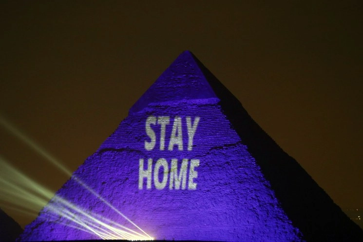 Una de las pirámides de Giza es iluminada con la frase "Quédate en casa" durante el pasado 18 de abril, Día del Patrimonio Mundial, en medio de la pandemia de Covid-19. Foto Xinhua
