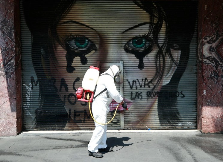 Labores de sanitización en las calles del Centro Histórico de la Ciudad de México. Foto Alfredo Domínguez 