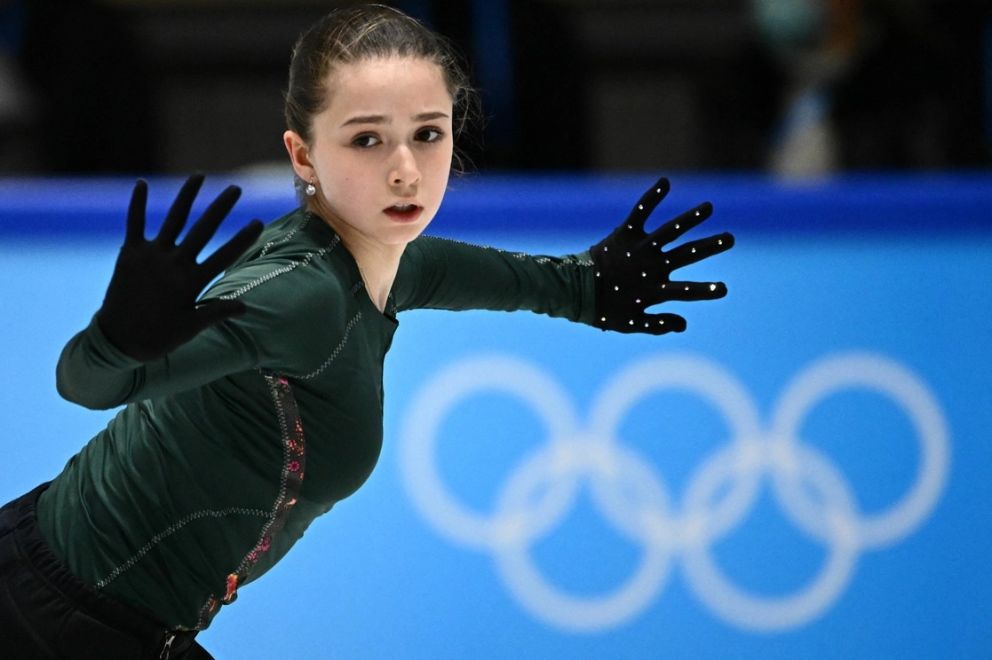 El Tribunal de Arbitraje del Deporte determinó que Kamila Valieva podrá competir en los Juegos Olímpicos de Invierno de Pekín pese a haber dado positivo en un control de dopaje antes del torneo. En la imagen, la patinadora artística durante una sesión de entrenamiento, el 14 de febrero de 2022. Foto Afp