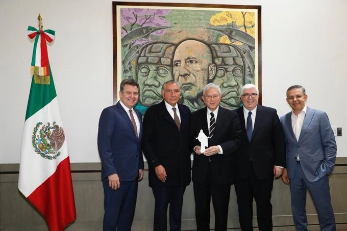 El secretario de Gobernación, Adán Augusto López, y el líder religioso, Gerrit W. Gong (segundo y tercero de izquierda a derecha), el 23 de febrero de 2023. Foto tomada de Twitter @SEGOB_mx