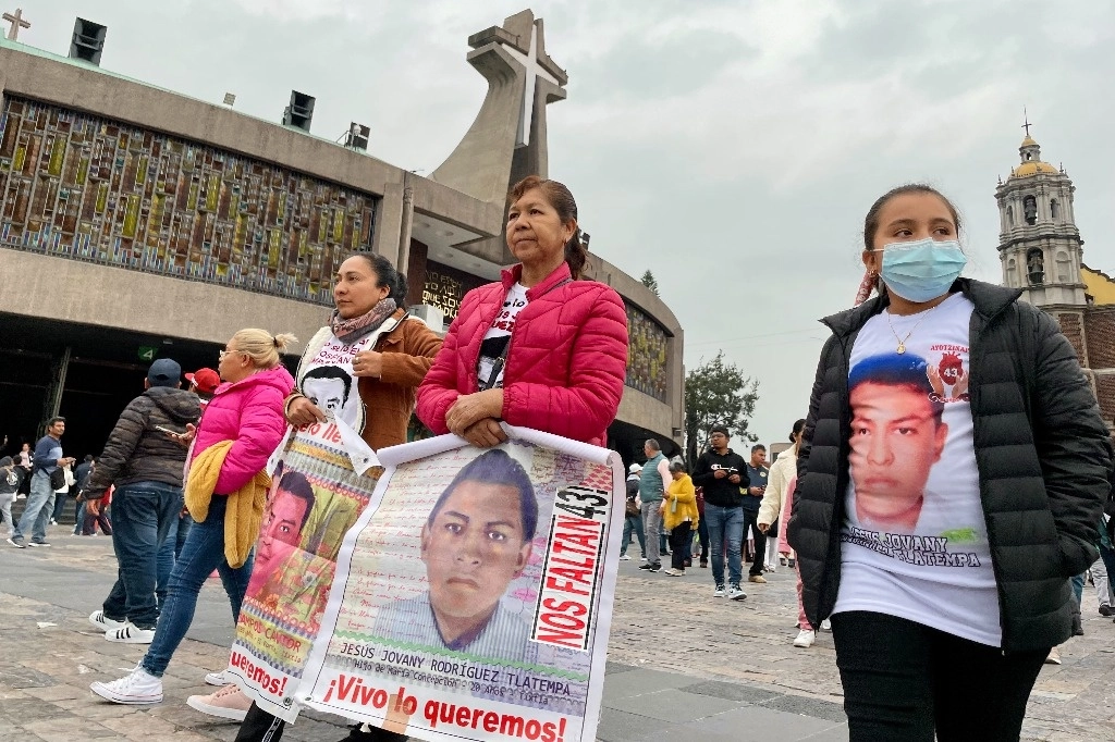 Familiares de los 43 normalistas de Ayotzinapa marchan en las inmediaciones de la Basílica de Guadalupe, el 26 de diciembre de 2023. Foto Roberto García