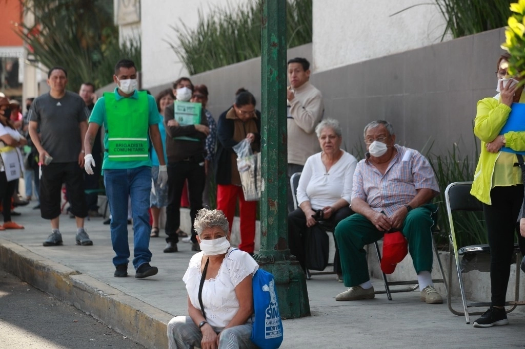 Adultos mayores beneficiarios del programa Pensión para el Bienestar. Foto Alfredo Domínguez / Archivo
