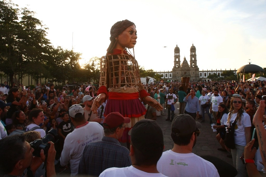 La Pequeña Amal, durante su recorrido por el centro de Guadalajara, Jalisco, el pasado 15 de noviembre. Foto Arturo Campos Cedillo.
