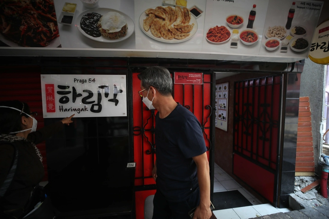 Germán Nam, encargado del restaurante La Casa Coreana, explicó cómo fue creciendo la comunidad de ese país en la capital. Foto Marco Peláez