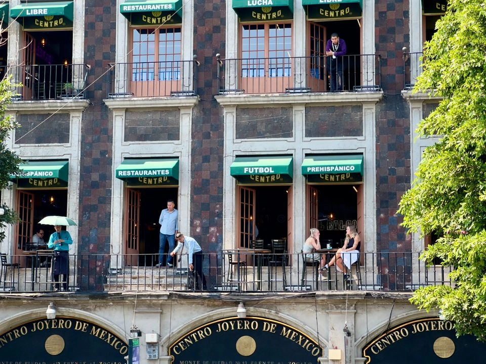 El sector comercio disminuyó 1.4 puntos en relación con el mes previo.