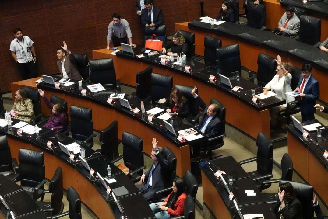 Legisladores, durante una votación en sesión de la Comisión Permanente en el Senado. 