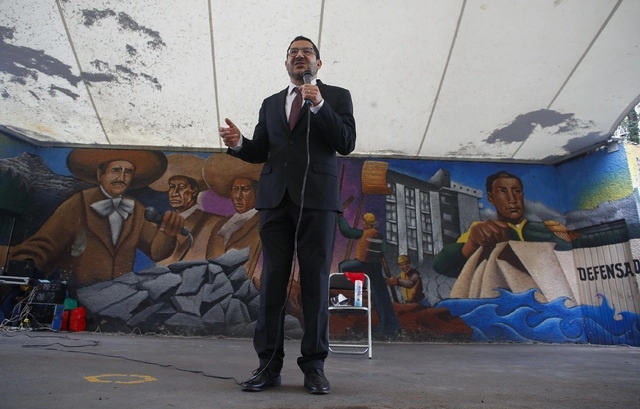 El secretario de Gobierno de la CDMX, Martí Batres durante una Asamblea Informativa en el parque Xicoténcatl en la colonia Álamos, alcaldía Benito Juárez, Foto Víctor Camacho
