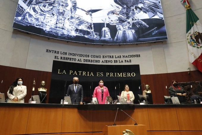 Legisladores guardaron un minuto de silencio en memoria del caricaturista Antonio Helguera. Foto tomada de la cuenta de Twitter @Mx_Diputados