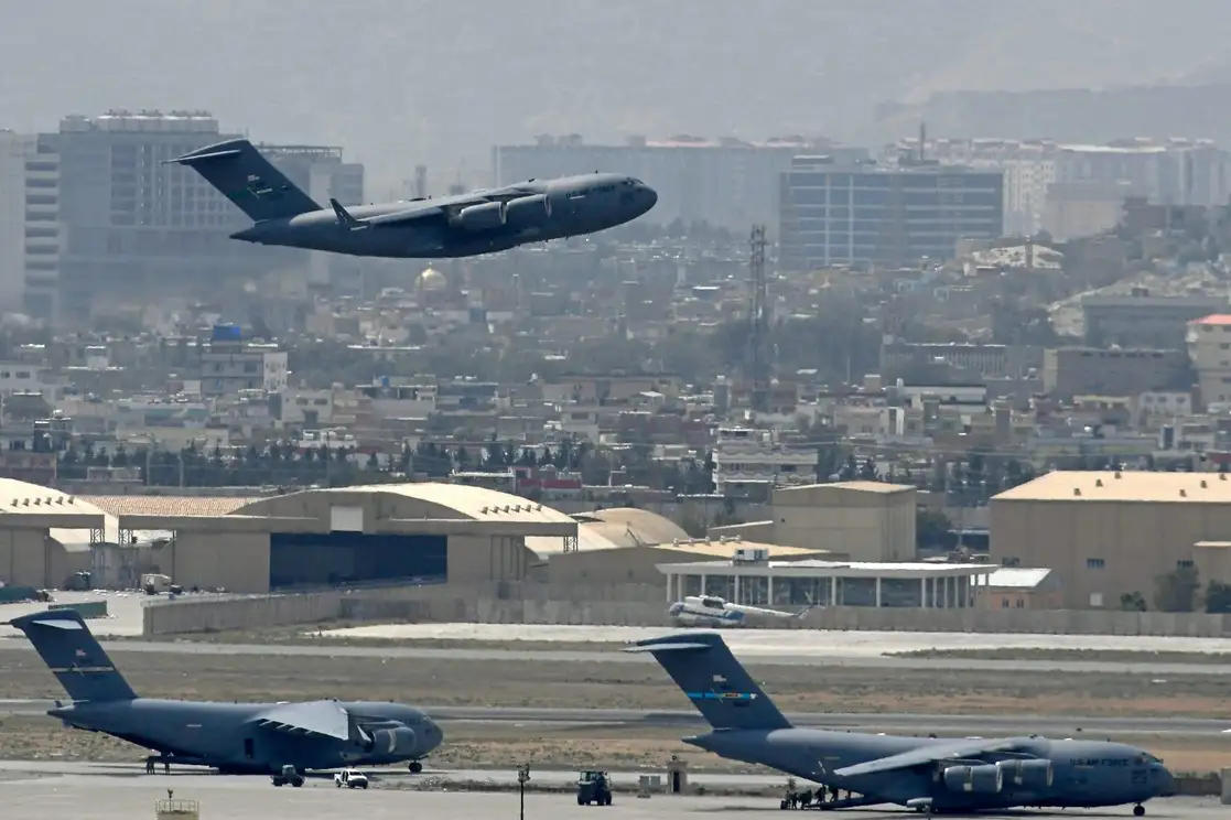 Uno de los últimos aviones de la fuerza aérea de Estados Unidos despega de Kabul con soldados y aliados, tras 20 años de ocupación en Afganistán, el 30 de agosto de 2021. Foto Afp