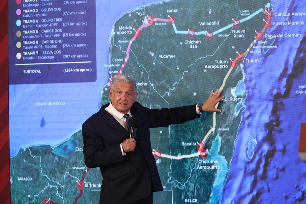 En su conferencia de ayer, el presidente López Obrador mostró las etapas del ferrocarril en la península. Foto María Luisa Severiano
