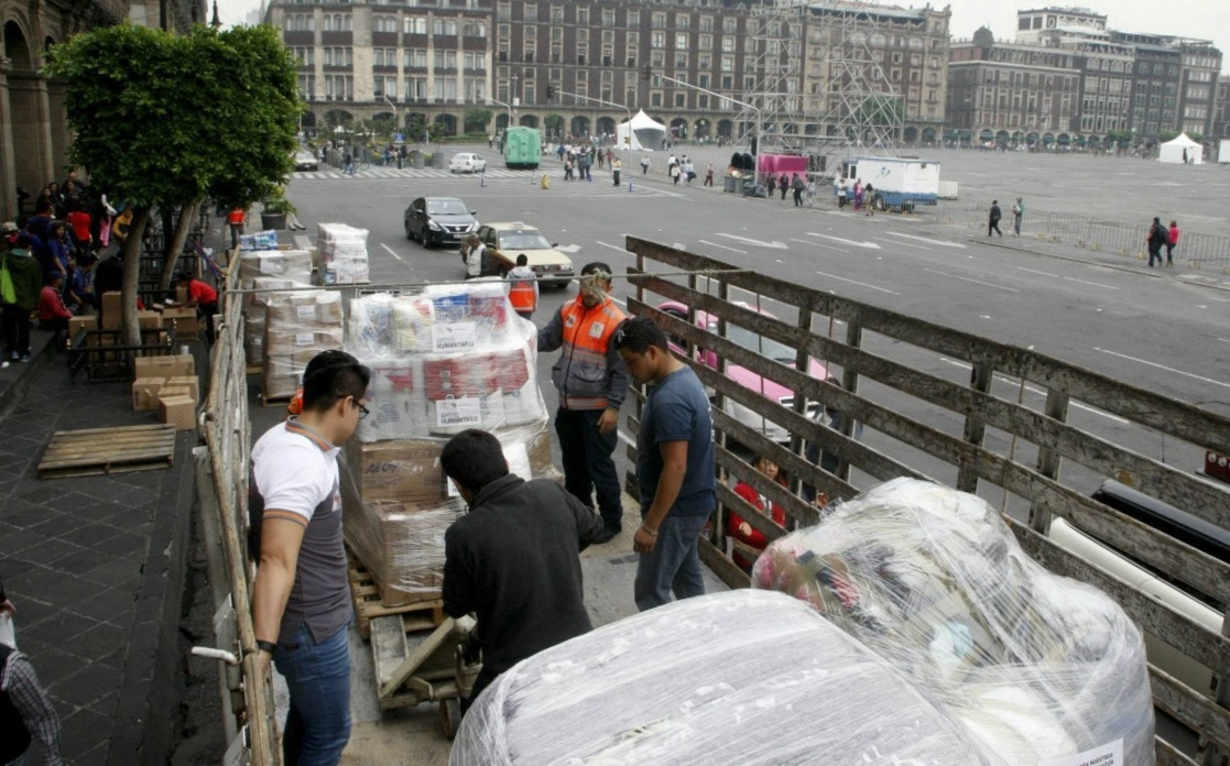 Entre la población mexicana y del análisis se desprende que 38 por ciento donó ropa; 23 por ciento, dinero; 19 por ciento, alimentos; 11 por ciento, medicinas y dos por ciento, alojamiento. Foto Cuartoscuro / Archivo 