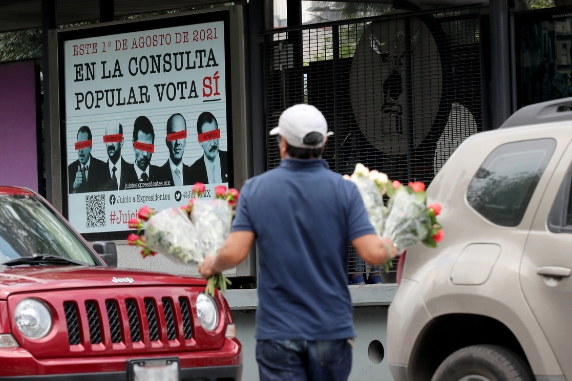 Publicidad alusiva a la consulta popular en una estación de Metrobús. Foto Roberto García Ortiz / Archivo