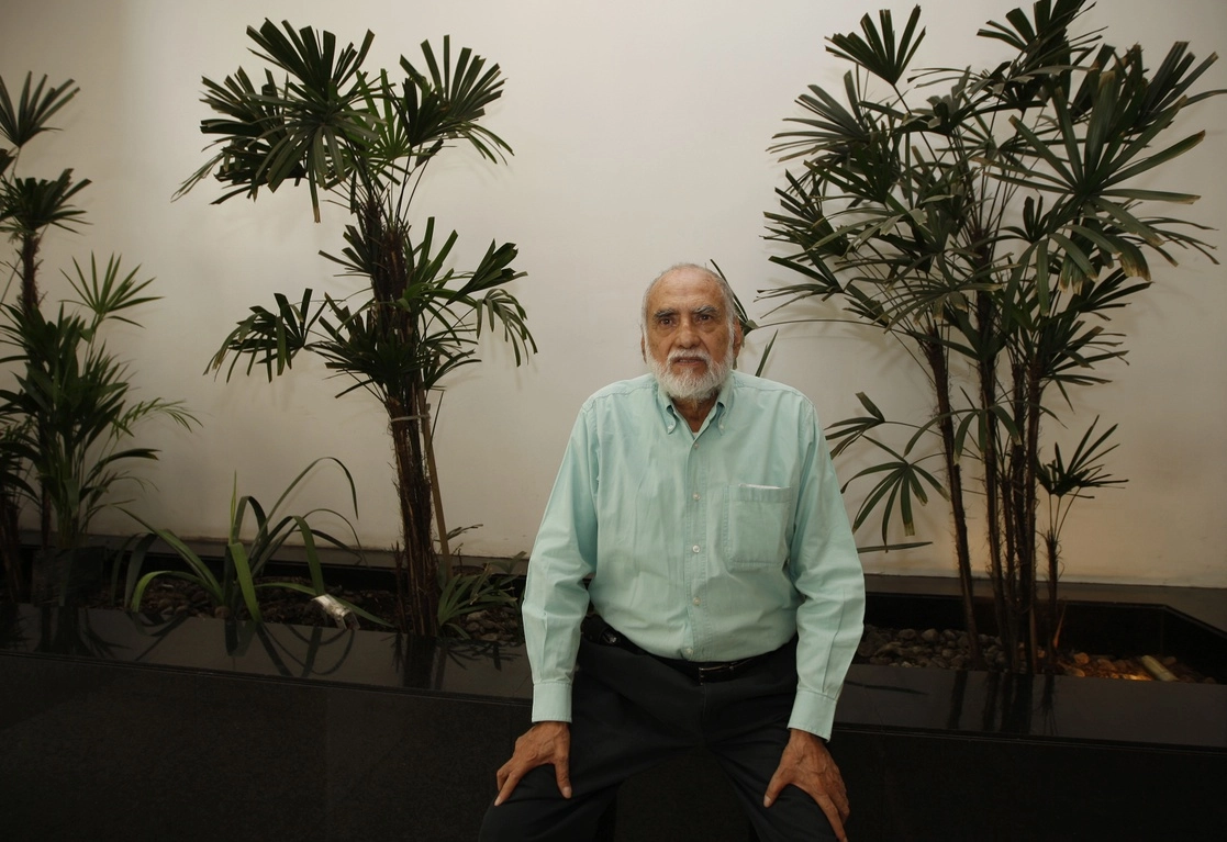 El poeta Óscar Oliva, durante una entrevista con ‘La Jornada’ en las instalaciones de Conaculta, en la Ciudad de México, el 23 de mayo de 2011.  Foto Cristina Rodríguez