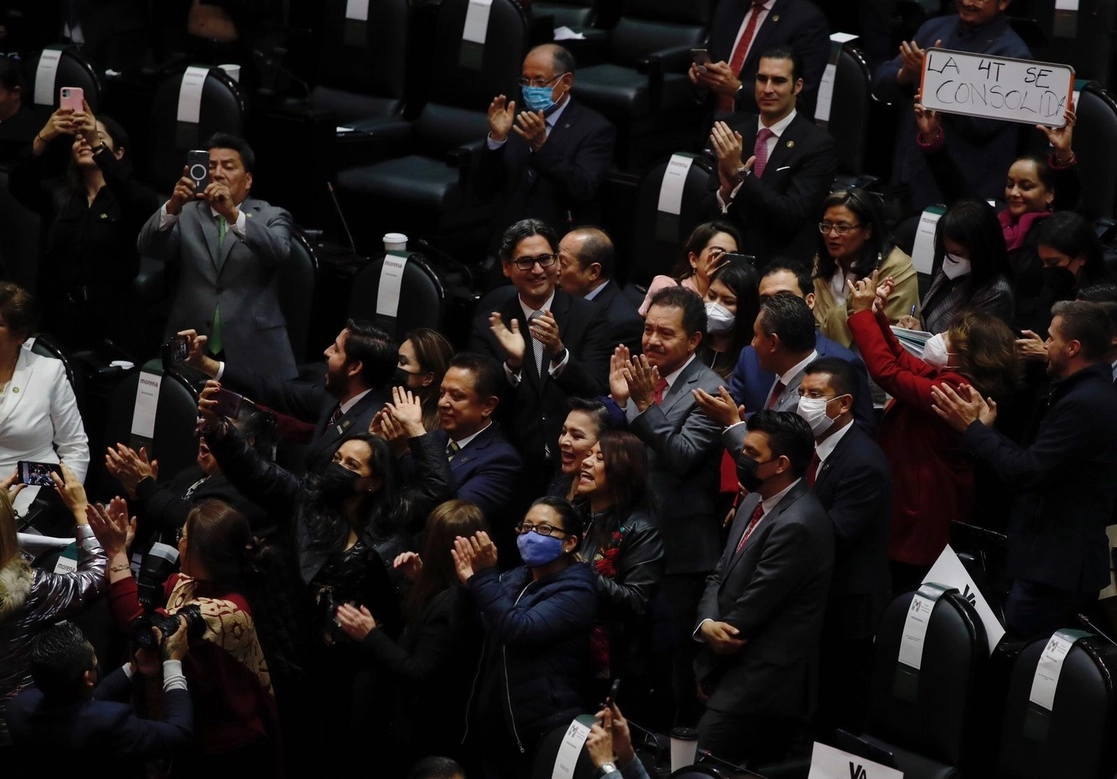 Diputados celebran tras la aprobación en lo general del PEF 2022. Foto Cristina Rodríguez