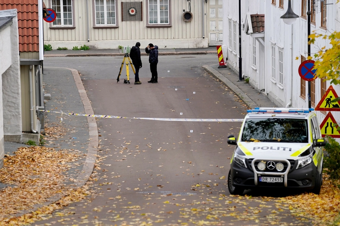Agentes policiales investigan en Kongsberg, Noruega, el 14 de octubre de 2021, un día después de que un hombre mató a cinco personas accionando un arco y flechas. Foto Afp 
