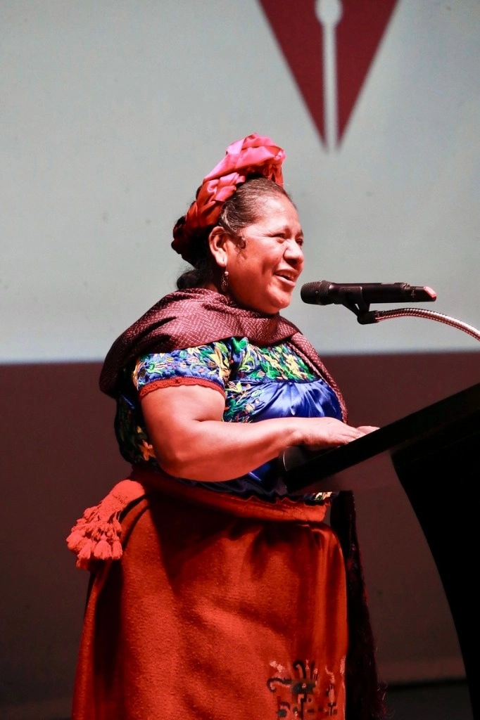Originaria de Teotitlán del Valle, Oaxaca, doña Abigail Mendoza Ruiz fue premiada en el área de Artes y Tradiciones Populares.Foto Luis Castillo