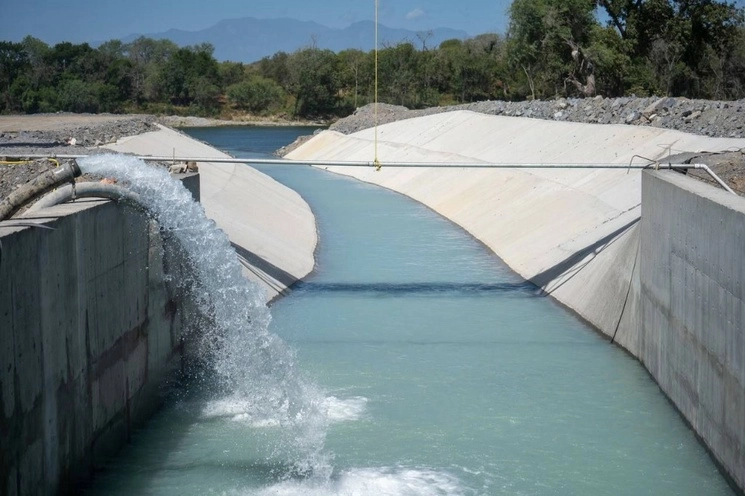 La presa Libertad, construida en los municipios de Linares y Montemorelos, Nuevo León, comenzó a captar agua del río Potosí, la cual proviene de las escasas precipitaciones de la temporada. La obra tiene un avance de 72 por ciento. Foto tomada de la cuenta de Twitter del gobernador Samuel García 