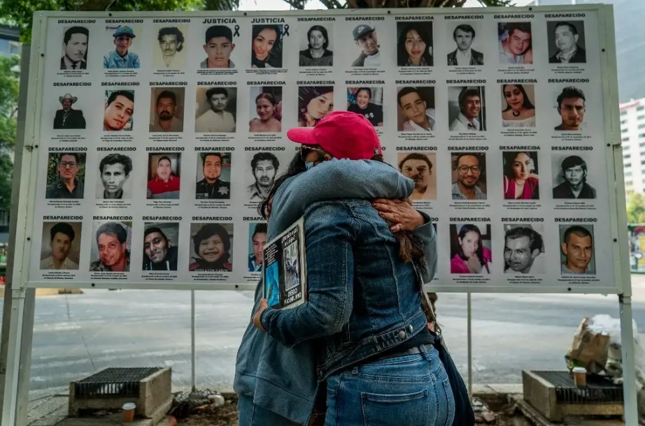 Familiares de personas desaparecidas colocaron un memorial con fotografías sobre Paseo de la Reforma, frente a la Glorieta de las y los desaparecidos, en la Ciudad de México, el 25 de enero de 2025. 