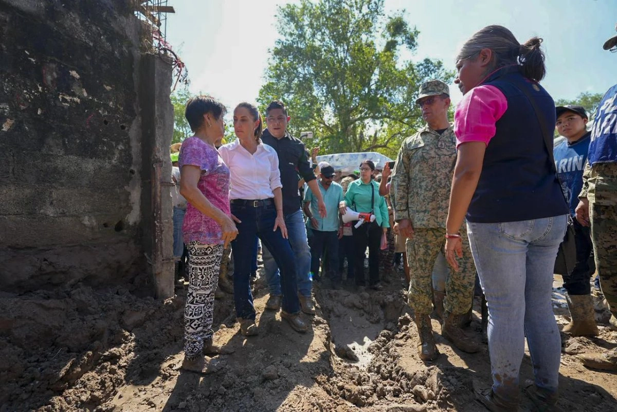 La jefa del Ejecutivo llevó a cabo ayer una gira por los municipios de Tamazunchale, San Luis Potosí, y El Higo, Veracruz, donde agradeció la entrega incansable de los elementos de la Defensa y la Marina para ayudar a los afectados por las precipitaciones recientes. En tanto, pobladores de Oxitempa, en territorio veracruzano, se dijeron en el abandono, pues aseguran que ninguna autoridad ha llegado a apoyarlos y ya les empieza a faltar comida. Foto 