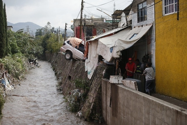 Desastres como inundaciones o deslaves de cerros pueden ser prevenidos con acuerdos internacionales. Foto Alfredo Domínguez / Archivo