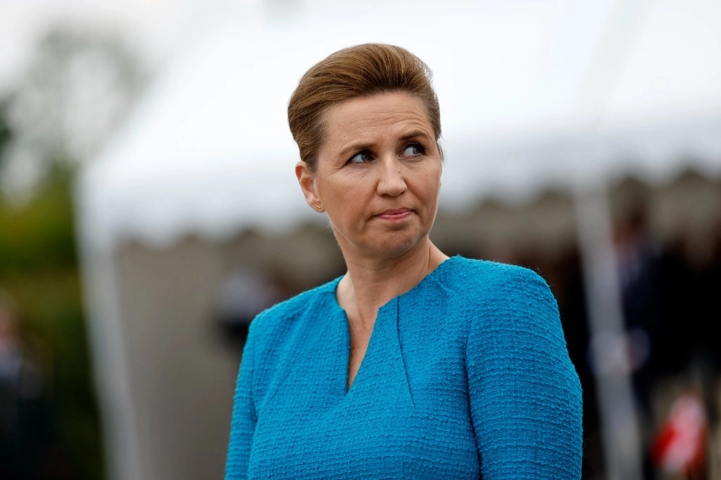La primera ministra de Dinamarca, Mette Frederiksen, asiste a una ceremonia en el monumento danés en las afueras de Sainte Marie du Mont, Normandía, el jueves 6 de junio de 2024. Frederiksen ha sido agredido por un hombre en una plaza de la capital de Copenhague, según un informe el 7 de junio de 2024 por la agencia estatal de noticias Ritzau. Foto Ap