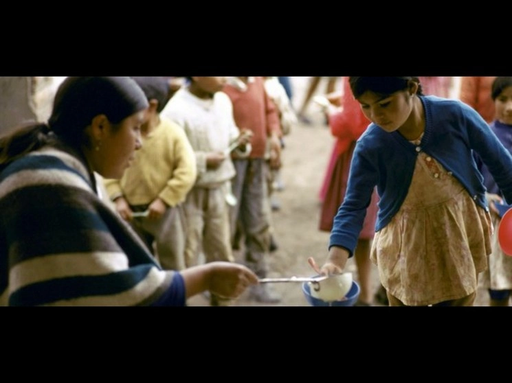 Niños en una zona pobre de Ecuador acuden a un reparto de comidas. La pobreza en todo el mundo puede aumentar en parte por las debilidades de los programas de protección social emprendidos para resistir el impacto socioeconómico de la pandemia, según la ONU. Foto cortesía de la BM