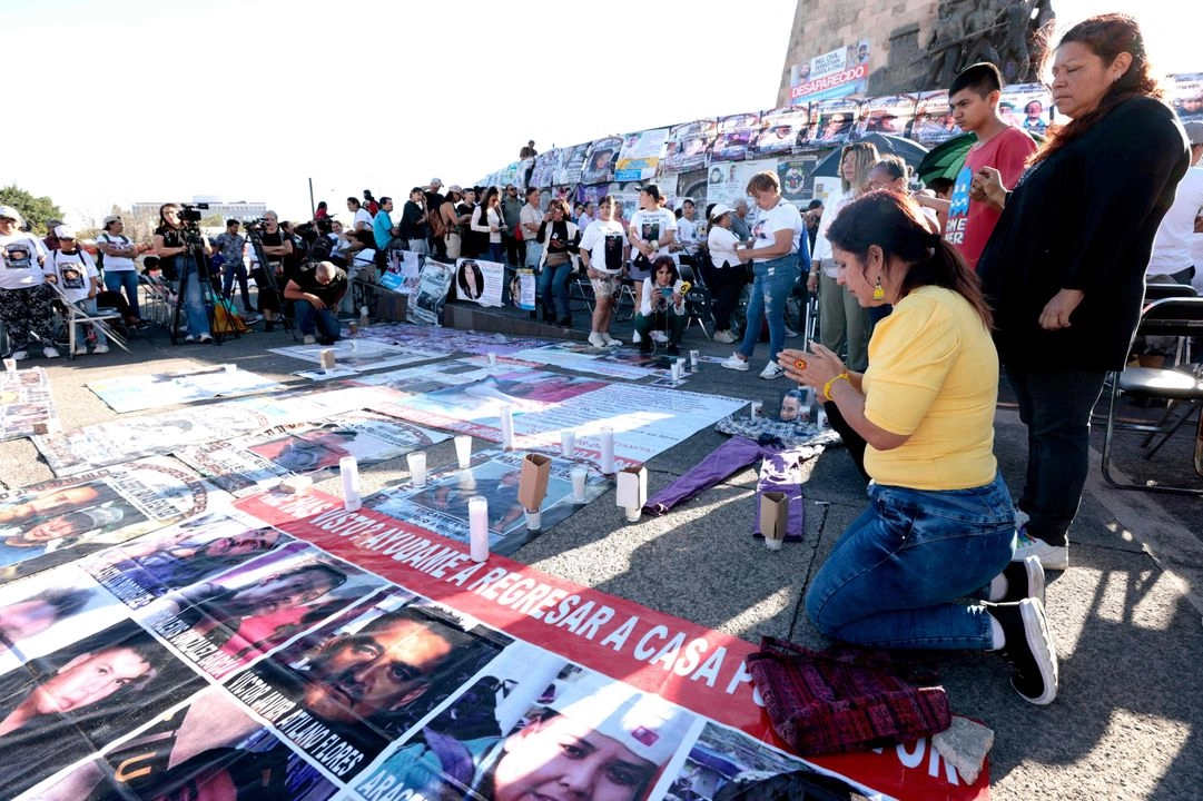 Familiares e integrantes de colectivos de búsqueda de personas sin localizar en Jalisco se congregaron ayer en la Glorieta de los desaparecidos, en el centro de Guadalajara, para rezar luego del hallazgo de restos óseos, entre otras evidencias, en el rancho Izaguirre, en el municipio de Teuchitlán. Foto 