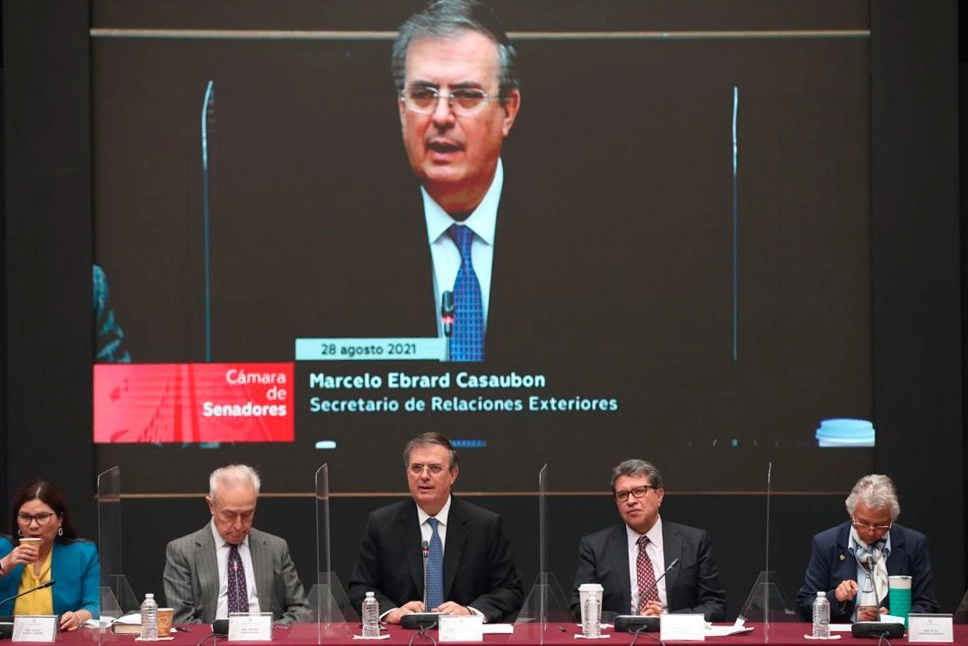 El canciller Marcelo Ebrard (al centro), durante la reunión plenaria del grupo parlamentario de Morena en San Lázaro. Foto José Antonio López