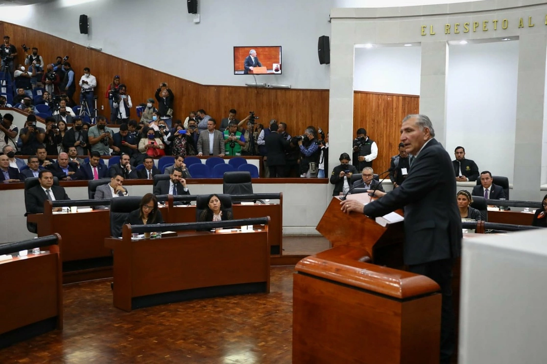 El titular de Gobernación, Adán Augusto López (c,izq) durante su encuentro con legisladores de SLP. Foto Segob